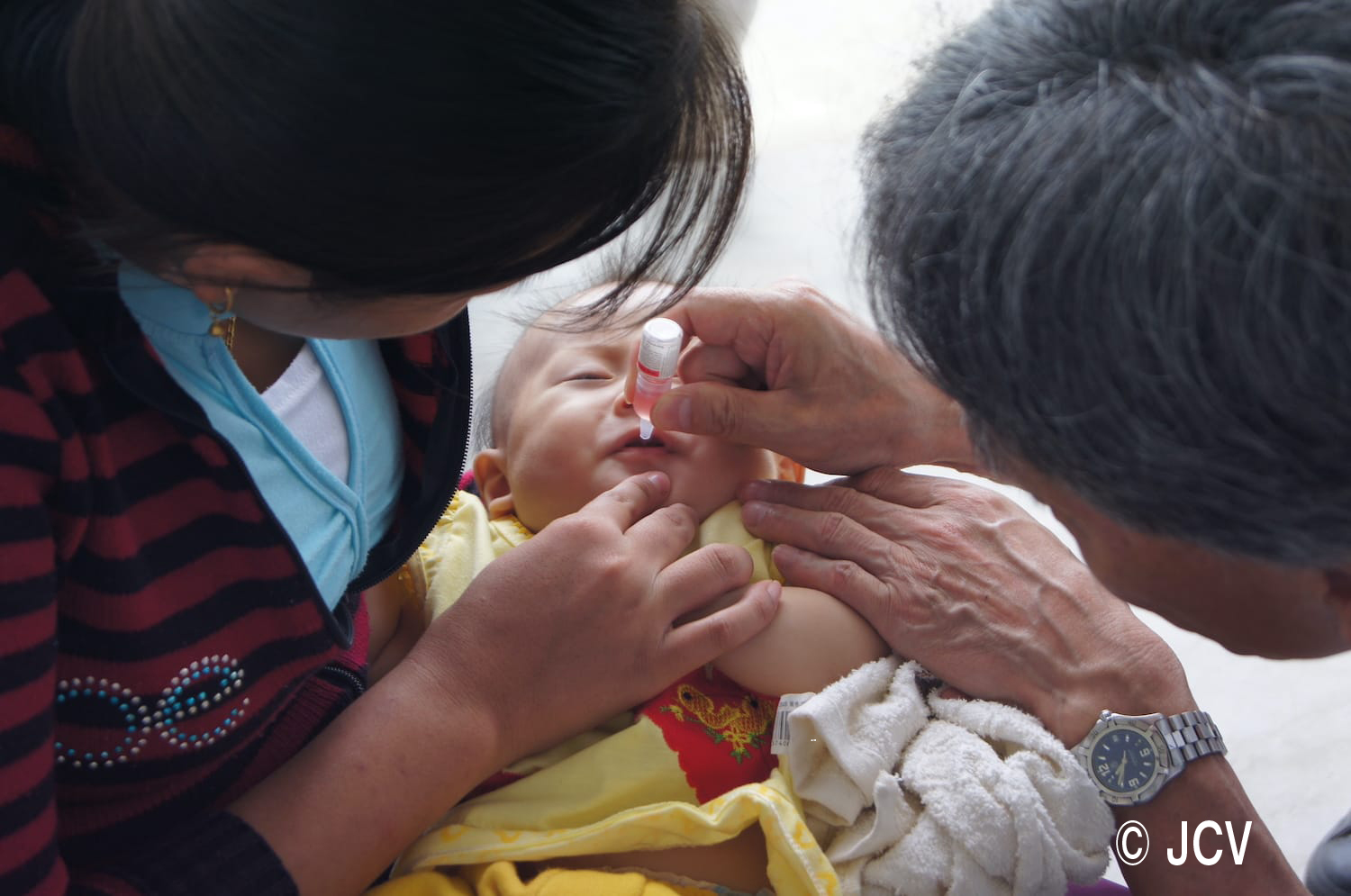ワクチンを接種する赤ちゃん